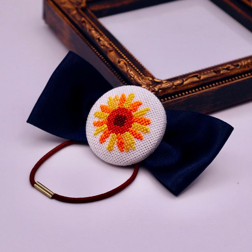 8月のくるみボタン　ひまわりの花　クロスステッチ刺繍 | 3枚目